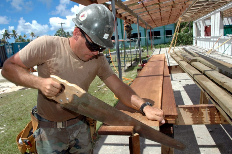 menuisier-PEILLON-min_worker_construction_building_carpenter_male_job_build_helmet-893290